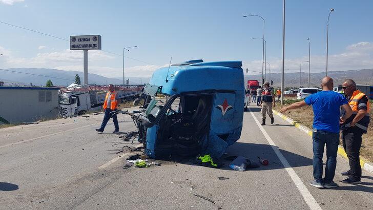 Erzincan'da çarpışan iki tırdan birinin kupası koptu, iki sürücü yaralandı G5