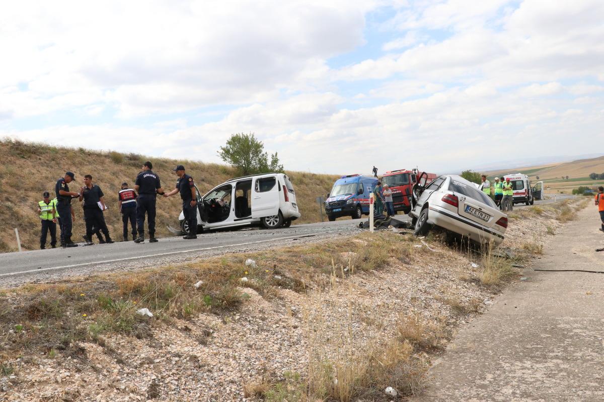 Yozgat'ta iki aracın &ccedil;arpıştığı kazada 2 kişi &ouml;ld&uuml;, 4 kişi yaralandı