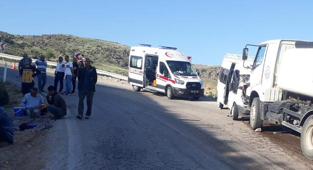 Ankara'da minibüs ile kamyonun çarpışması sonucu 16 kişi yaralandı