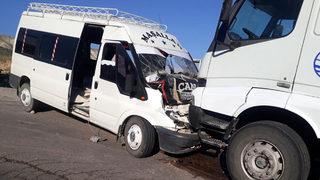 Ankara'da minibüs ile kamyonun çarpışması sonucu 16 kişi yaralandı