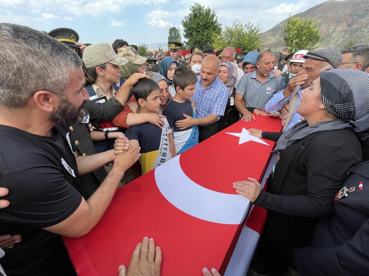 Şehit Piyade Uzman &Ccedil;avuş Taşkın, Erzurum'da son yolculuğuna uğurlandı