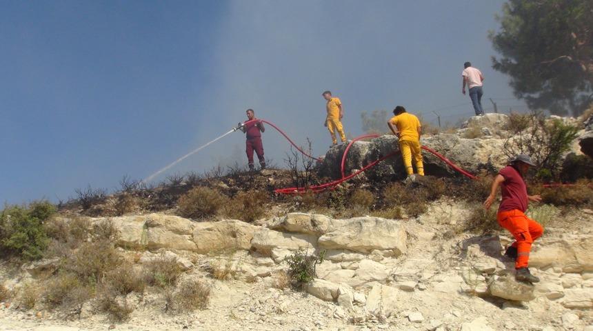 Mersin'de makilik alanda çıkan yangın söndürüldü
