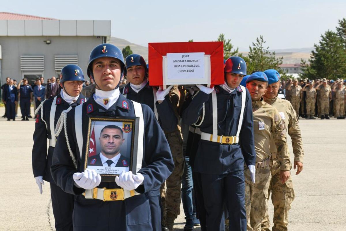 Van'da şehit olan Uzman &Ccedil;avuş Bozkurt'un naaşı t&ouml;renle memleketine uğurlandı