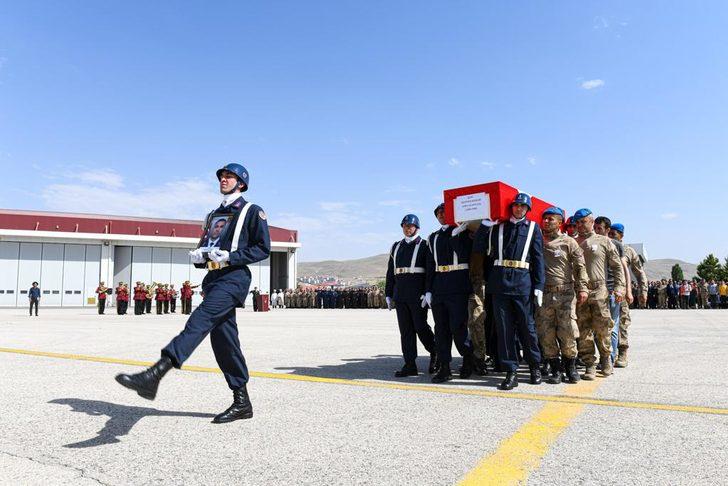 Van'da şehit olan Uzman Çavuş Bozkurt'un naaşı törenle memleketine uğurlandı G3