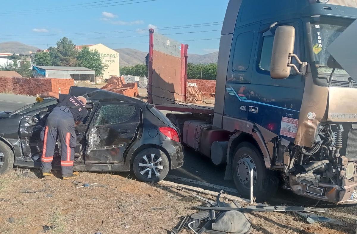 Malatya'da tırla &ccedil;arpışan otomobilin s&uuml;r&uuml;c&uuml;s&uuml; yaralandı