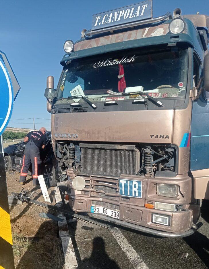 Malatya'da tırla çarpışan otomobilin sürücüsü yaralandı G2
