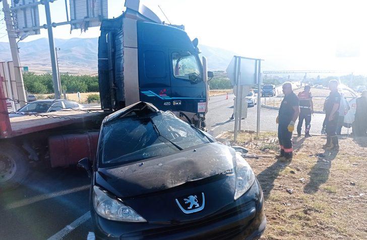 Malatya'da tırla çarpışan otomobilin sürücüsü yaralandı G3