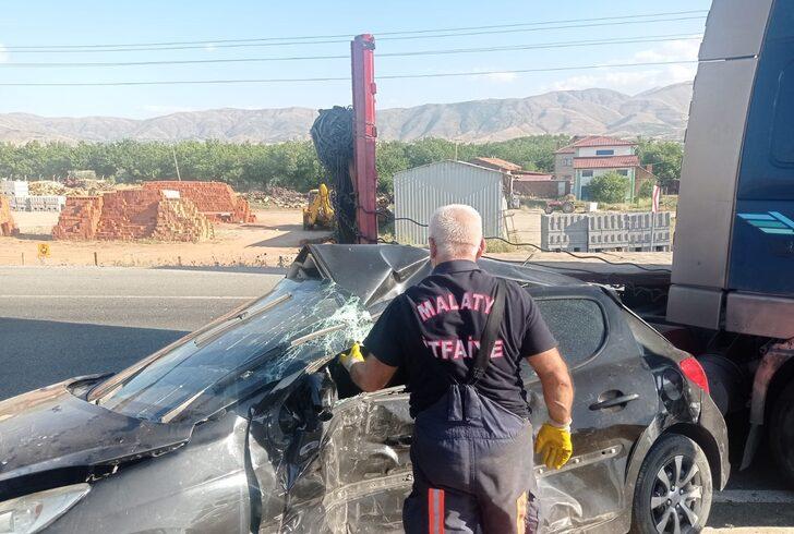 Malatya'da tırla çarpışan otomobilin sürücüsü yaralandı G4