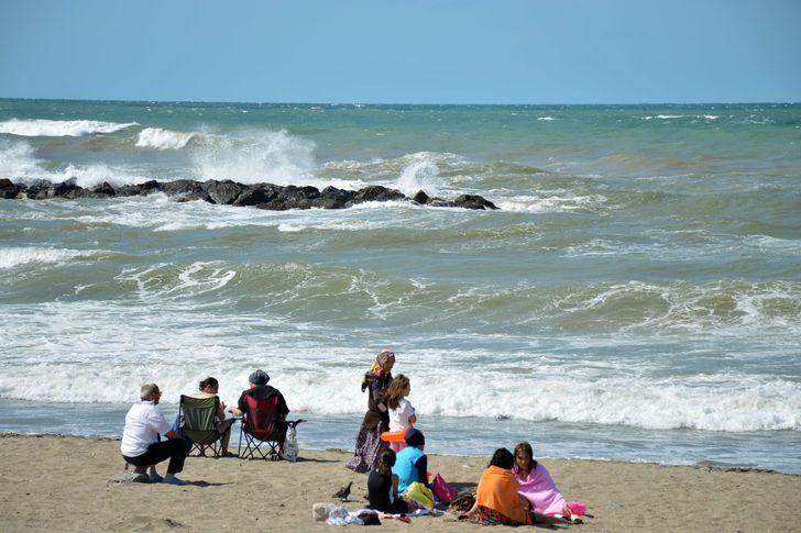 Sakarya'da şiddetli rüzgar nedeniyle denize girilmesine izin verilmiyor G3