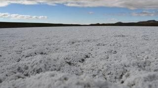 Sivas'ta tamamen kuruyan Tecer Gölü'nün yüzeyinde tuz tabakası kaldı