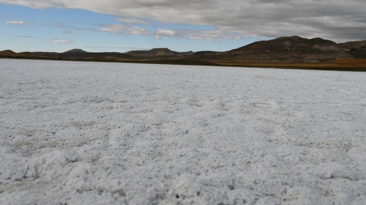 Sivas'ta tamamen kuruyan Tecer Gölü'nün yüzeyinde tuz tabakası kaldı G3