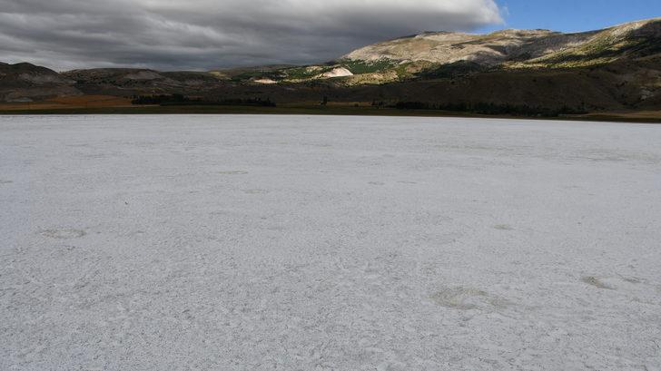 Sivas'ta tamamen kuruyan Tecer Gölü'nün yüzeyinde tuz tabakası kaldı G4