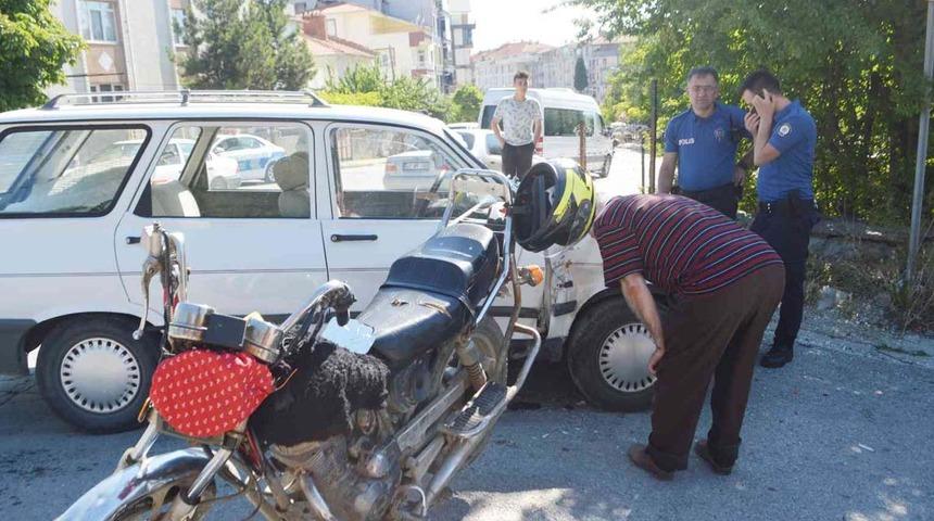 Akıllara durgunluk veren kaza! Otomobille motosiklet çarpıştı, sahibi bakın kim çıktı