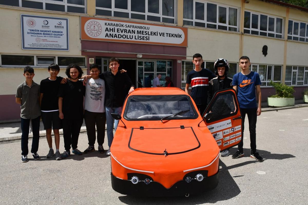 Karab&uuml;k'te lise &ouml;ğrencilerinin tasarladığı elektrikli ara&ccedil;lar TEKNOFEST'e uğurlandı