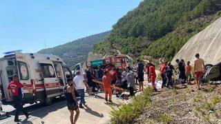 Mersin'de devrilen otomobildeki 5 kişi yaralandı