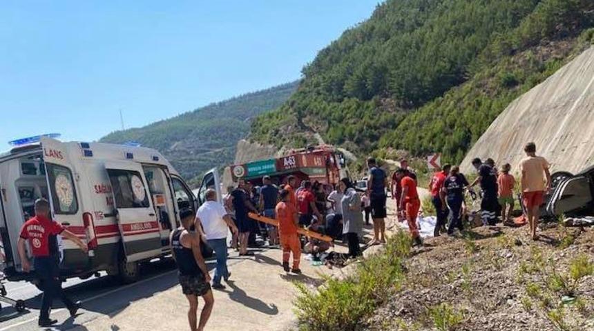 Mersin'de devrilen otomobildeki 5 kişi yaralandı