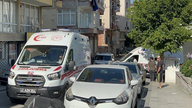 Kocaeli'de parkta oturduğu sırada silahlı saldırıya uğrayan baba ve oğlu yaralandı