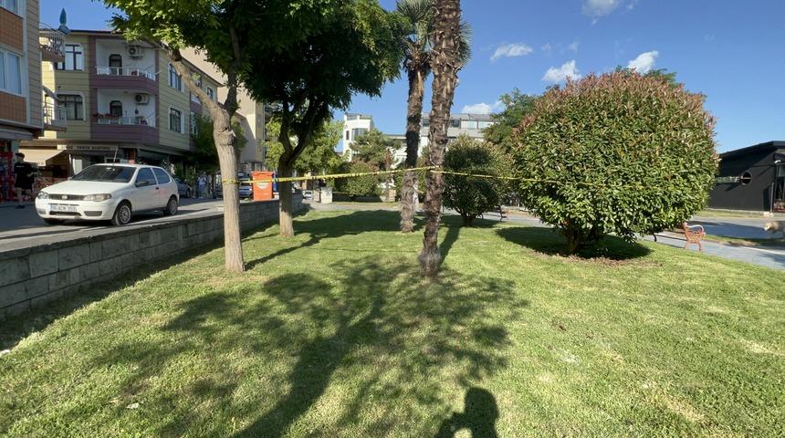 Kocaeli'de parkta oturduğu sırada silahlı saldırıya uğrayan baba ve oğlu yaralandı