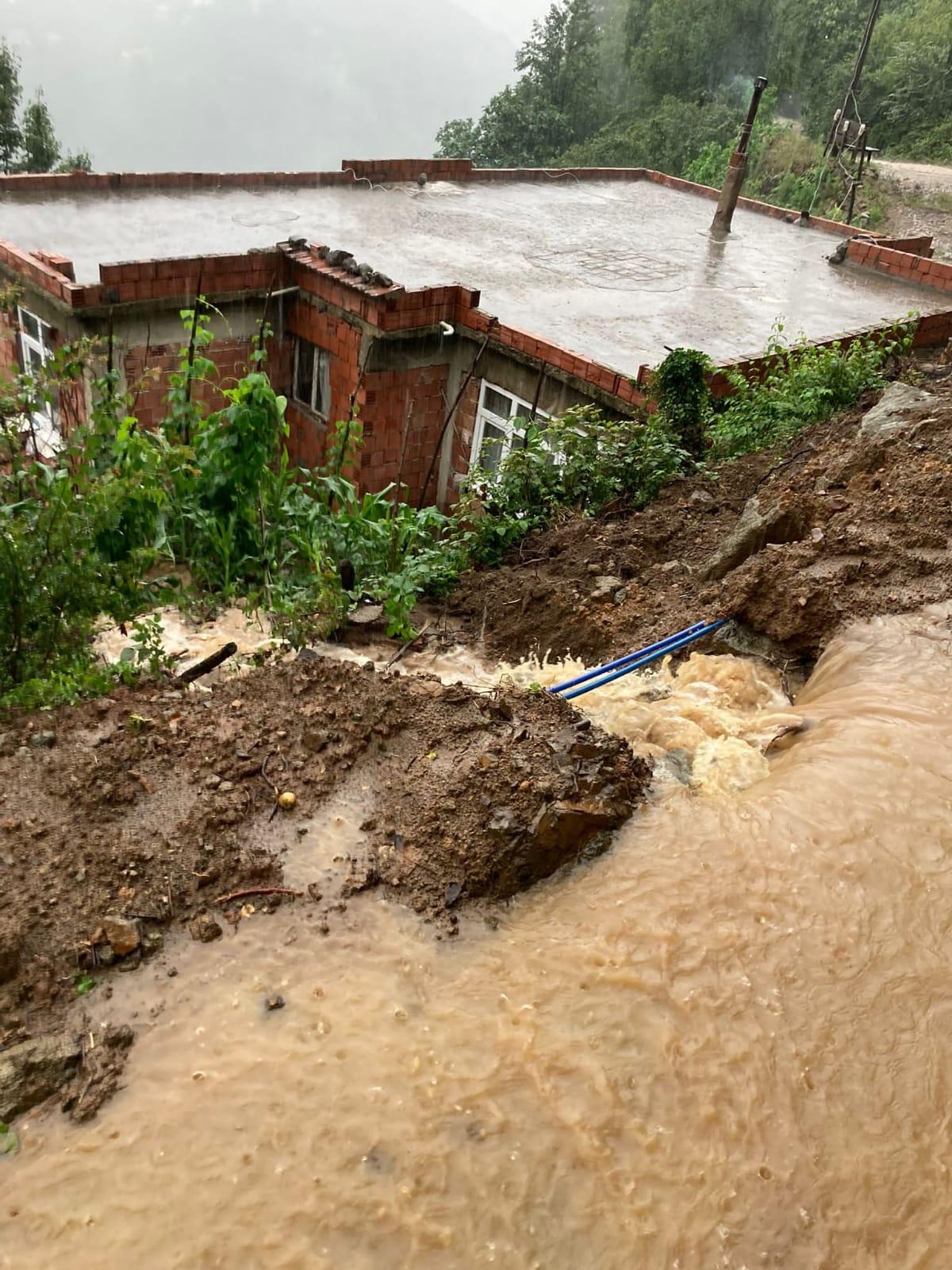 Ordu'da şiddetli yağış nedeniyle heyelan riski bulunan evdekiler tahliye edildi