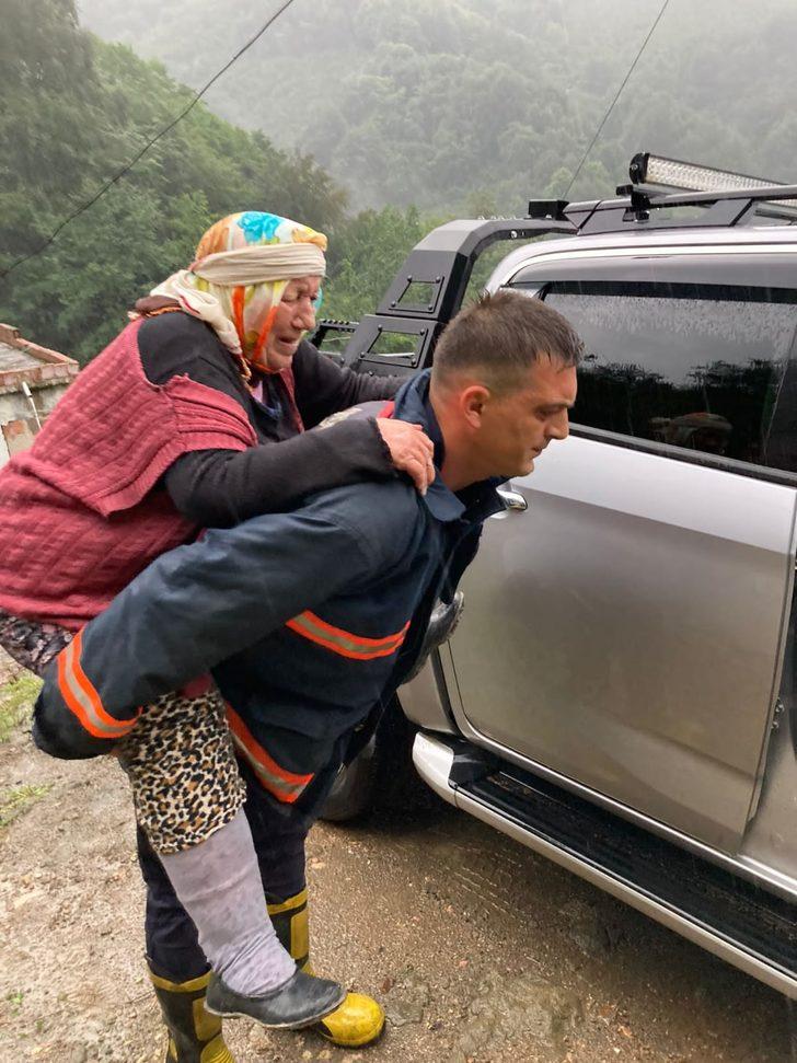 Ordu'da şiddetli yağış nedeniyle heyelan riski bulunan evdekiler tahliye edildi G2