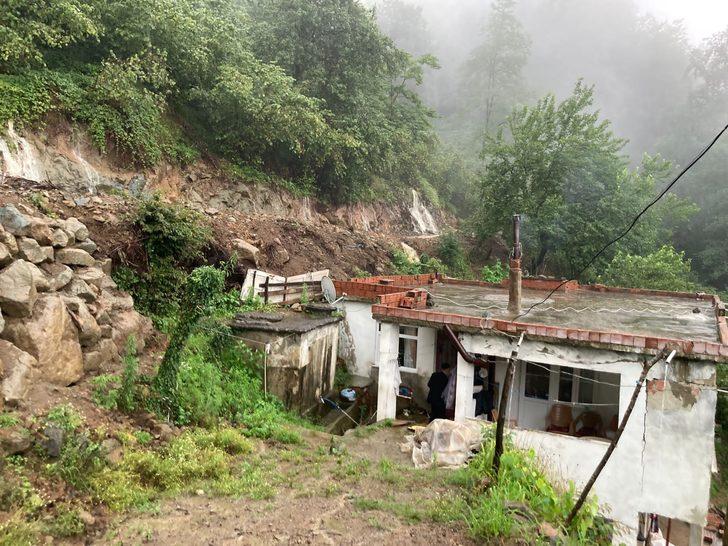 Ordu'da şiddetli yağış nedeniyle heyelan riski bulunan evdekiler tahliye edildi G3