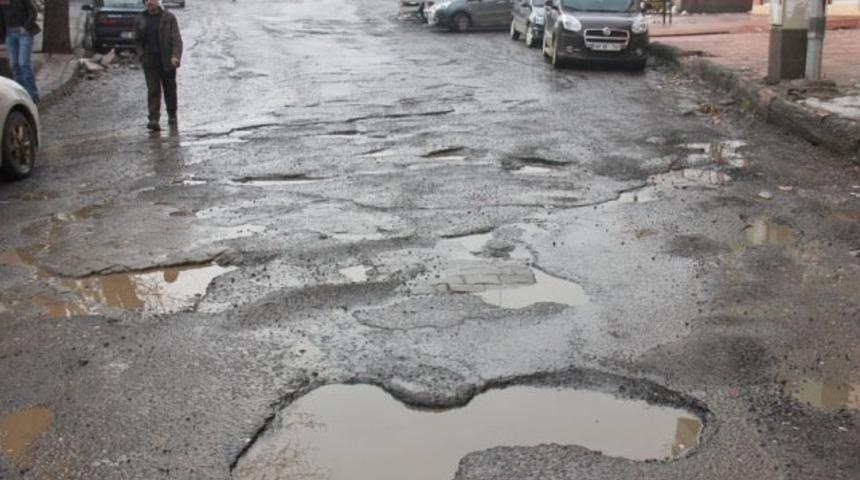 Bu adam &ccedil;ukurların kapanması i&ccedil;in &ouml;yle bir şey yapıyor ki, şok olacaksınız!