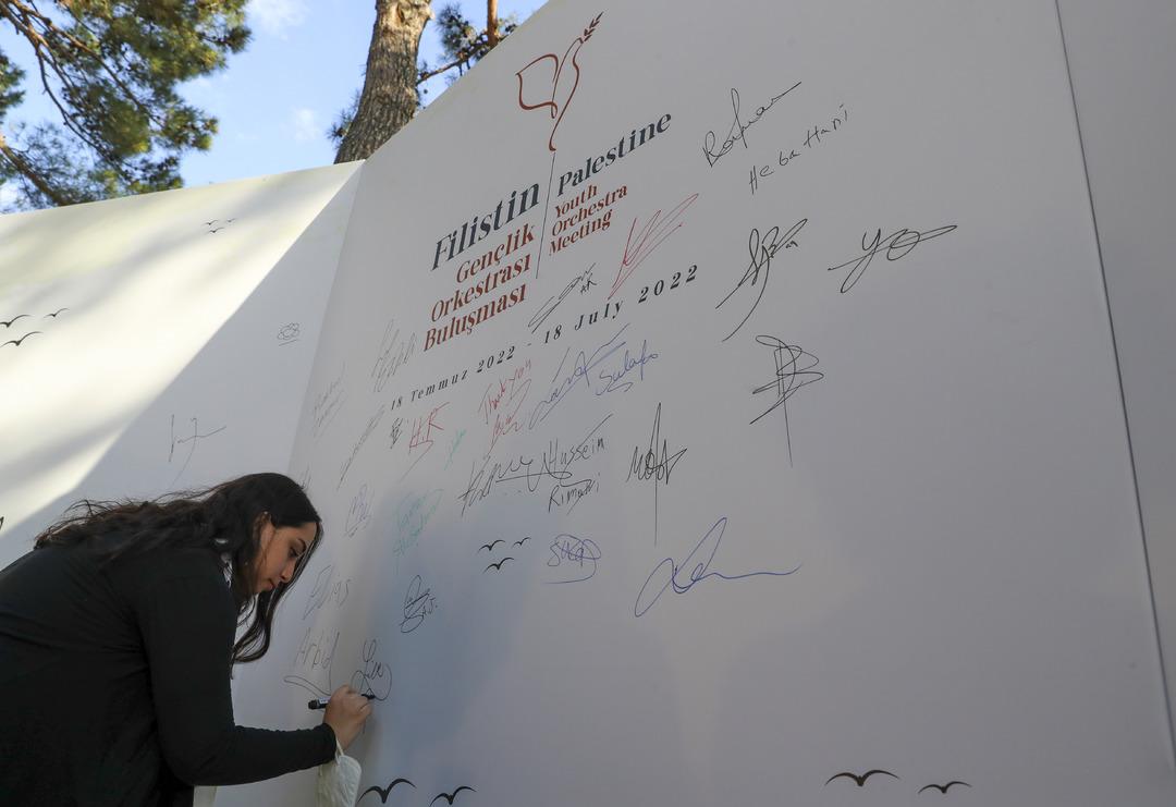 Emine Erdoğan, "Barış Konseri"nin mimarı Filistinli m&uuml;zisyenler ve CSO sanat&ccedil;ılarıyla buluştu