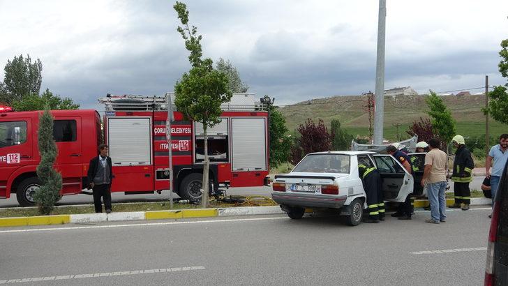 Çorum'da aydınlatma direğine çarpan otomobildeki 3 kişi yaralandı G1