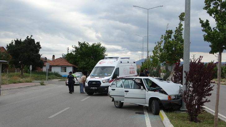 Çorum'da aydınlatma direğine çarpan otomobildeki 3 kişi yaralandı G2
