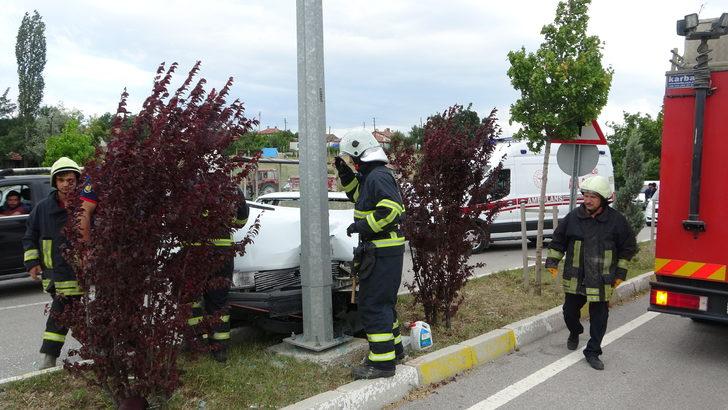 Çorum'da aydınlatma direğine çarpan otomobildeki 3 kişi yaralandı G3