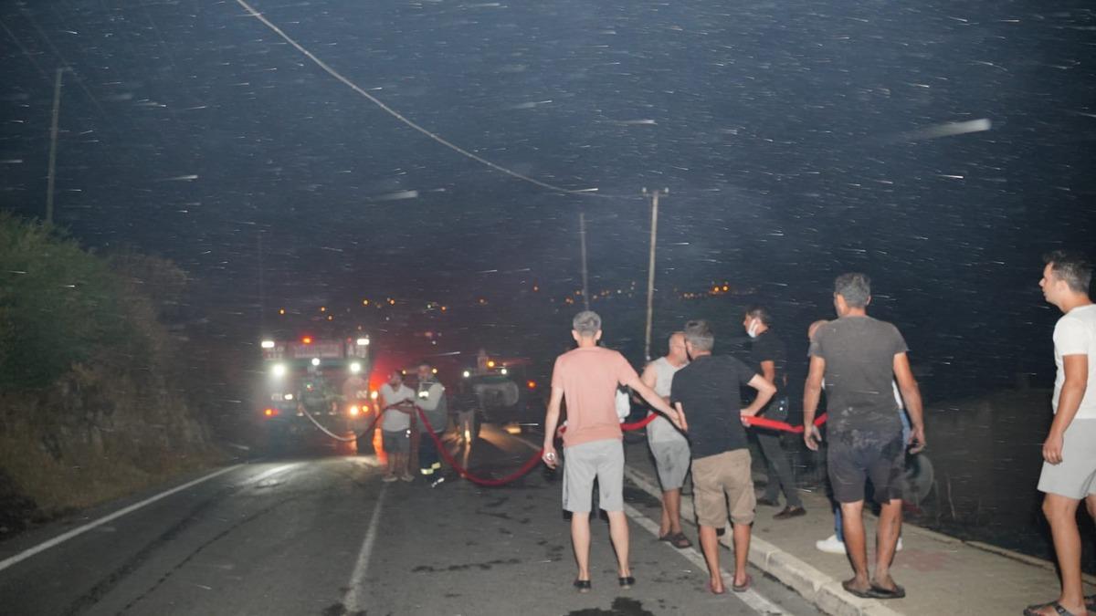 &Ccedil;eşme'de &ccedil;ıkan yangına m&uuml;dahale ediliyor