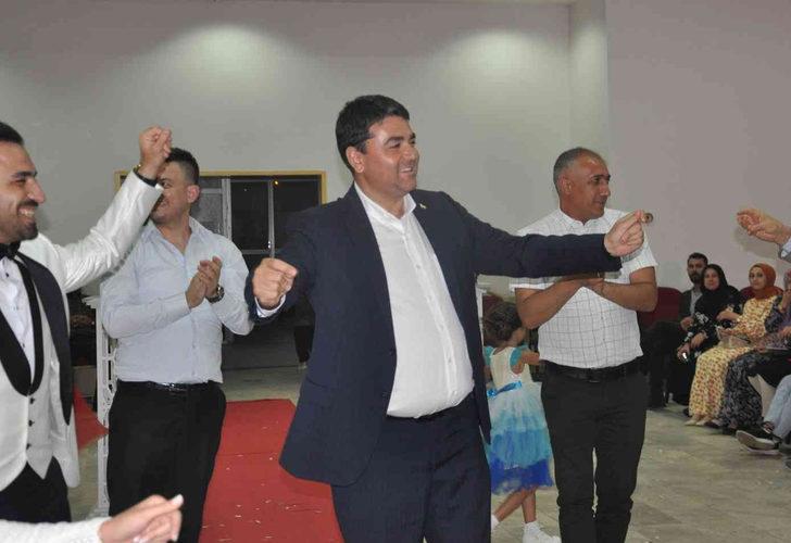 DP Genel Başkanı Gültekin Uysal düğüne katılıp dans etti