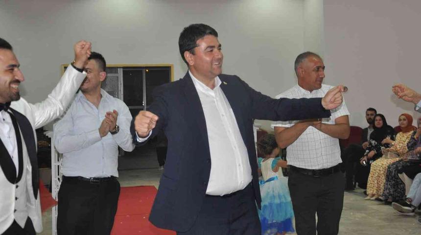 DP Genel Başkanı Gültekin Uysal düğüne katılıp dans etti