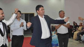 DP Genel Başkanı Gültekin Uysal düğüne katılıp dans etti