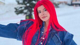 TikTok fenomeni Merve Yalçın derin göğüs dekolteli poz verdi!