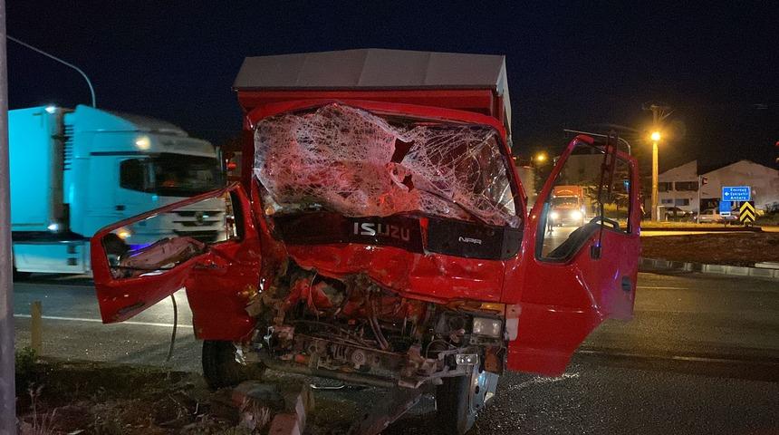 Kırmızı ışık ihlali yapan kamyonun kamyona çarpması sonucu 2 kişi ağır yaralandı