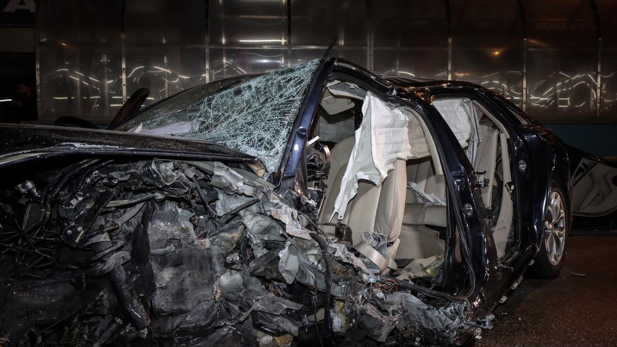 Bursa'da metro hattının duvarına &ccedil;arpan aracın s&uuml;r&uuml;c&uuml;s&uuml; ağır yaralandı