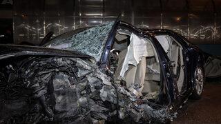 Bursa'da metro hattının duvarına çarpan aracın sürücüsü ağır yaralandı