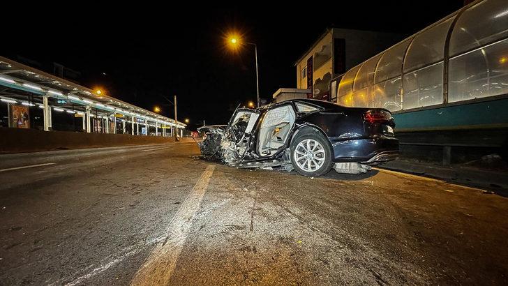 Bursa'da metro hattının duvarına çarpan aracın sürücüsü ağır yaralandı G4