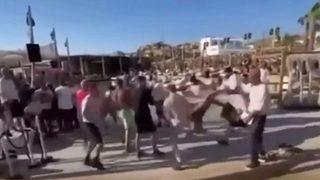 Eğlence mekanında yumruk yumruğa kavga çıktı! Müşterilerden biri boksör olunca ortalık karıştı