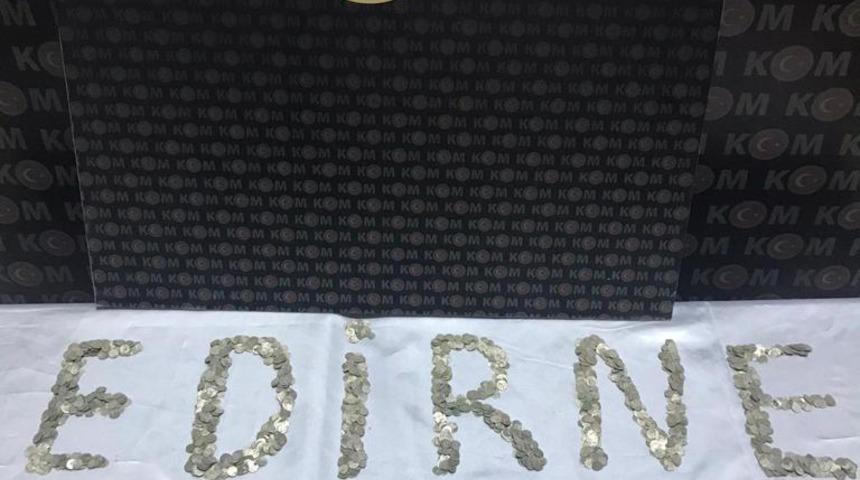 Polisten kaçan kişinin çantası ve aracında 2 bin 863 sikke ve obje yakalandı