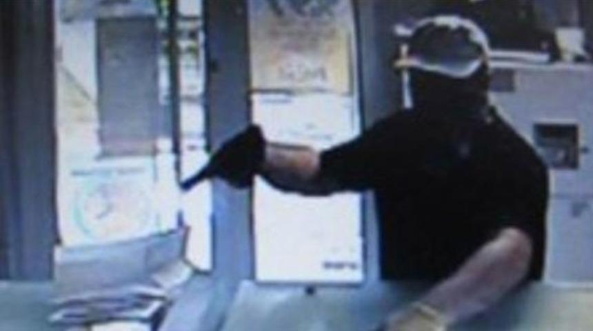 PTT'yi soymaya kalktı, memur sert çıkınca kaçtı