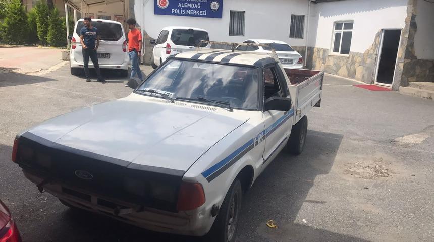 İstanbul TEM Otoyolu'nda otomobile çarpıp kaçan kamyonet trafikten men edildi