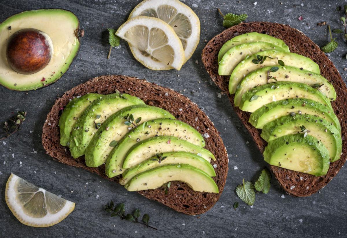 Avokado nasıl yenir, nasıl olgunlaştırılır, nasıl soyulur? İçi kahveleşmiş  avokado yenir mi? Avokado ile yapılan farklı, pratik tarifler!Keşfet