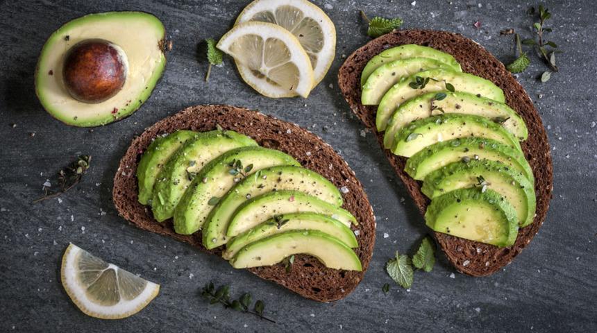 Avokado nasıl yenir, nasıl olgunlaştırılır, nasıl soyulur? İçi kahveleşmiş avokado yenir mi? Avokado ile yapılan farklı, pratik tarifler!