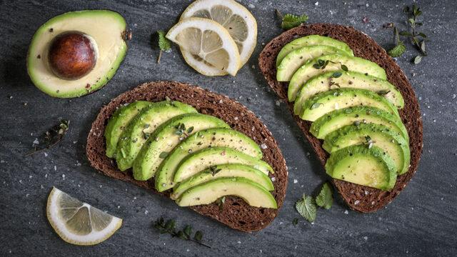 Avokado nasıl yenir, nasıl olgunlaştırılır, nasıl soyulur? İçi kahveleşmiş avokado yenir mi? Avokado ile yapılan farklı, pratik tarifler!