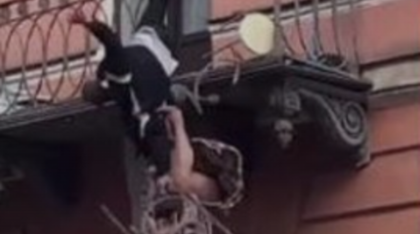 Sosyal medyada gündem yaratan görüntüler! Eşlerin kavgası faciayla sonuçlandı, metrelerce yüksekten düştüler