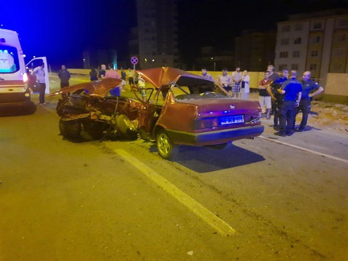 Kahramanmaraş'ta &ccedil;arpışan otomobillerdeki 1 kişi &ouml;ld&uuml;, 2 kişi yaralandı