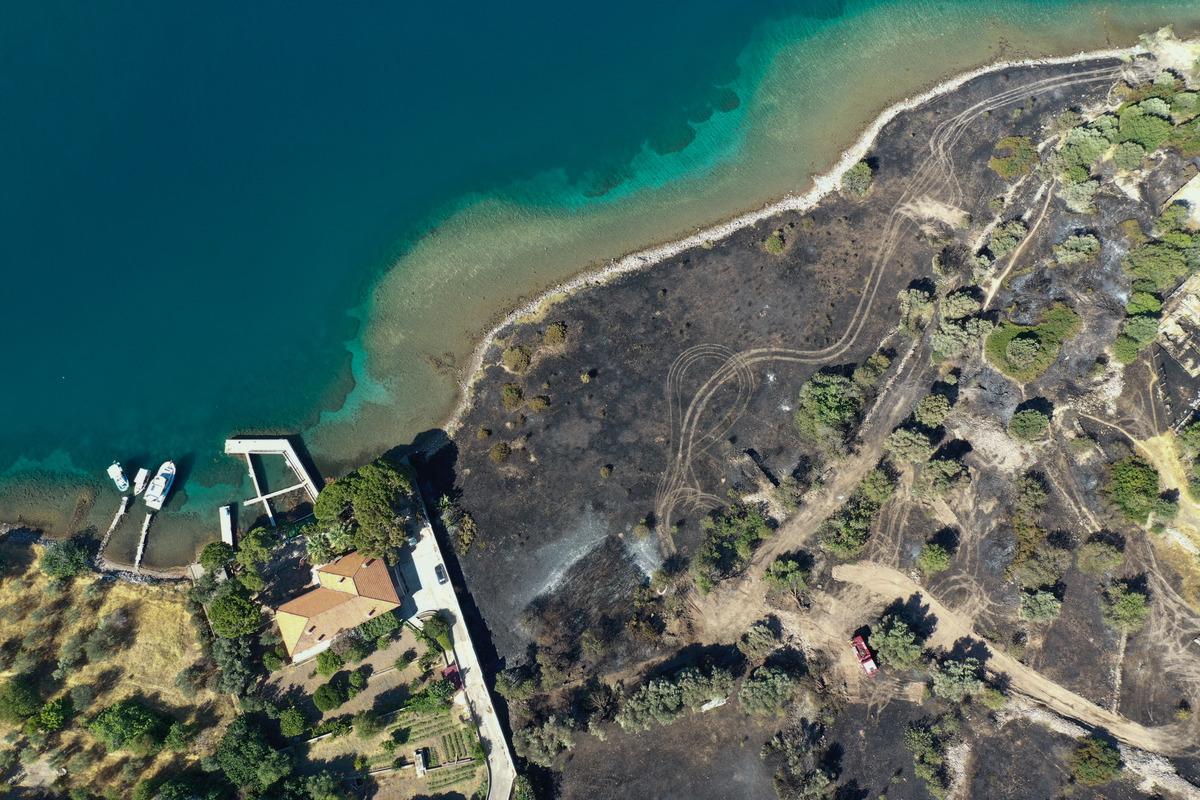 G&Uuml;NCELLEME - &Ccedil;eşme'de yanan otluk alanda soğutma &ccedil;alışmaları s&uuml;r&uuml;yor