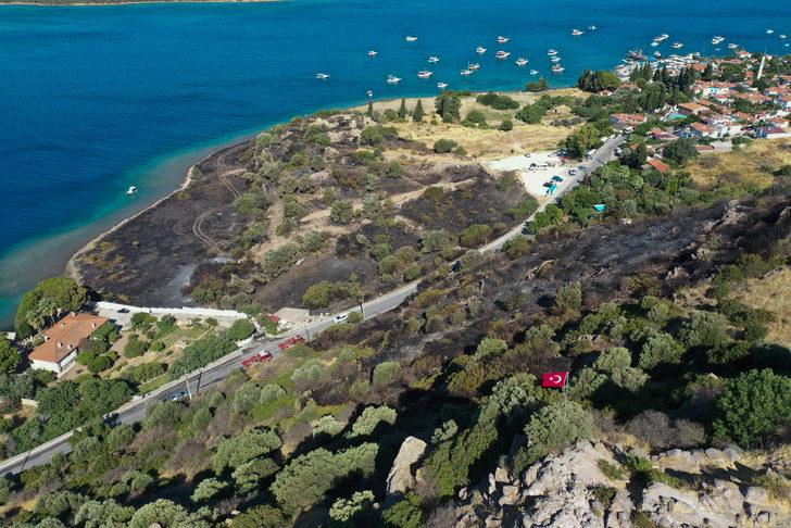 GÜNCELLEME - Çeşme'de yanan otluk alanda soğutma çalışmaları sürüyor G2